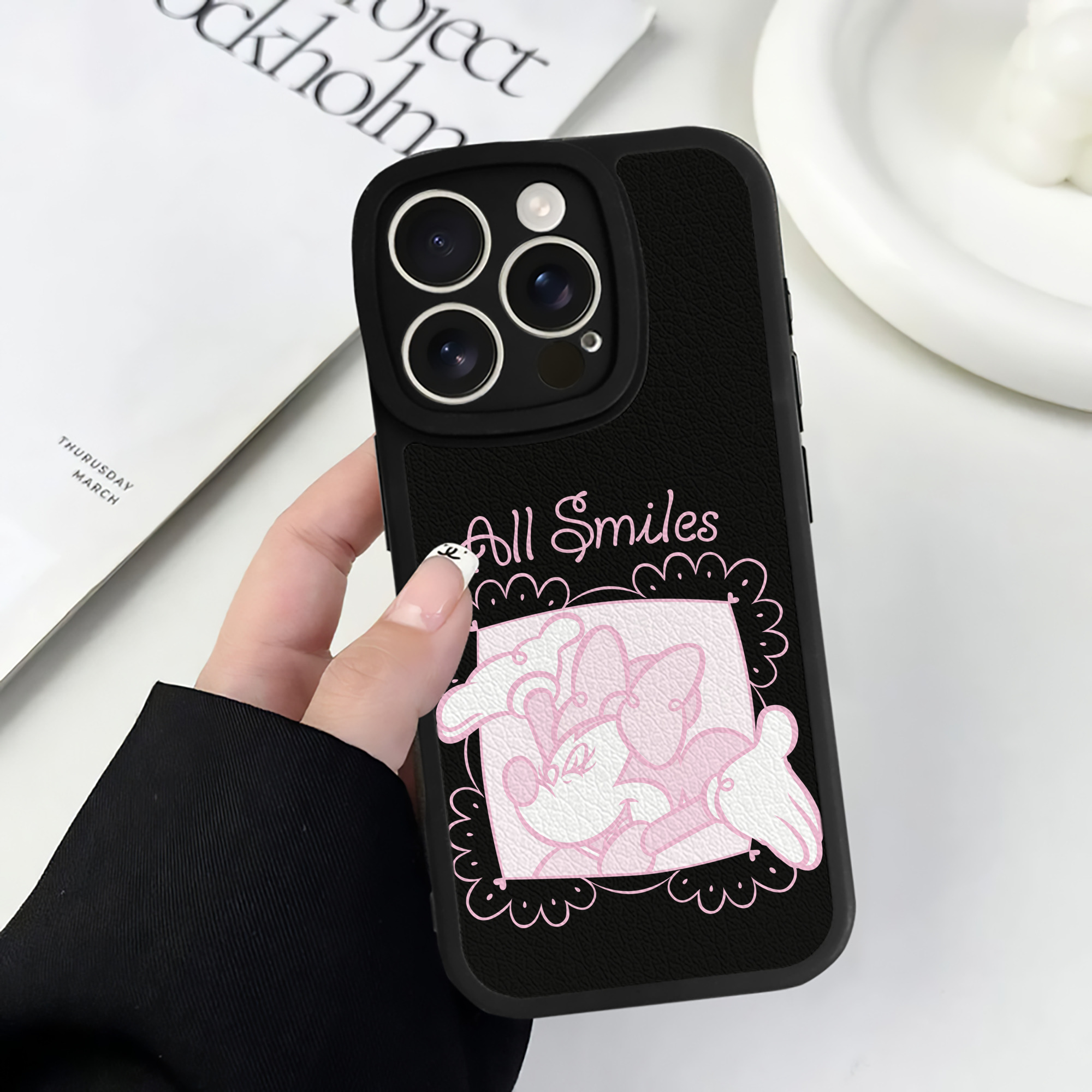 （画像用） ミッキーマウス Mickey Mouse 【iPhone 16シリーズ対応】シリコンスマホケース（レザー調） 材質：シリコン